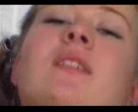 Мать занимается парнухой с сыновьями