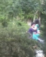 Жаркая парнуха молодых узбеков в городском парке